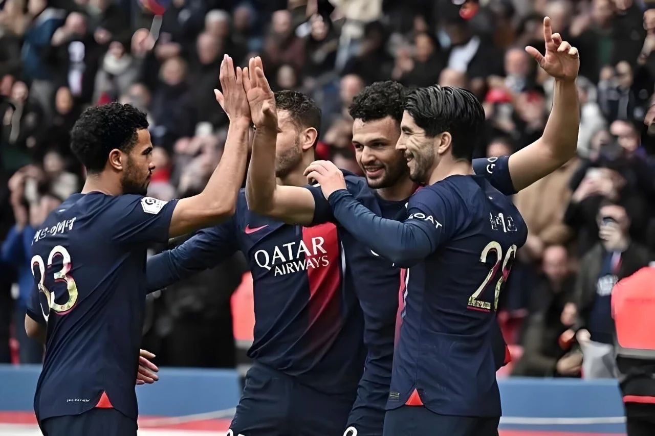 开云APP-巴黎圣日耳曼轻取那不勒斯，萨拉赫补时绝平西甲的简单介绍